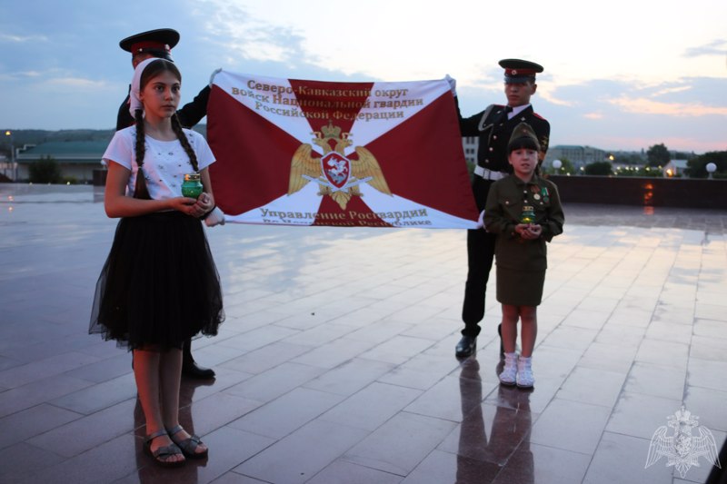 В ГРОЗНОМ СОТРУДНИКИ РОСГВАРДИИ ПОДДЕРЖАЛИ ВСЕРОССИЙСКУЮ АКЦИЮ «СВЕЧА ПАМЯТИ» (ФОТО, ВИДЕО)
