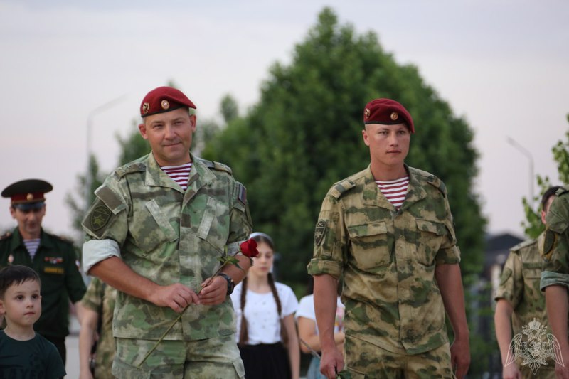В ГРОЗНОМ СОТРУДНИКИ РОСГВАРДИИ ПОДДЕРЖАЛИ ВСЕРОССИЙСКУЮ АКЦИЮ «СВЕЧА ПАМЯТИ» (ФОТО, ВИДЕО)