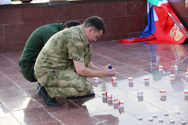 В ГРОЗНОМ СОТРУДНИКИ РОСГВАРДИИ ПОДДЕРЖАЛИ ВСЕРОССИЙСКУЮ АКЦИЮ «СВЕЧА ПАМЯТИ» (ФОТО, ВИДЕО)