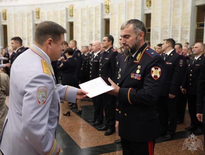 НАЧАЛЬНИК УПРАВЛЕНИЯ РОСГВАРДИИ ПО ЧЕЧЕНСКОЙ РЕСПУБЛИКЕ С ОТЛИЧИЕМ ОКОНЧИЛ АКАДЕМИЮ УПРАВЛЕНИЯ МВД РОССИИ