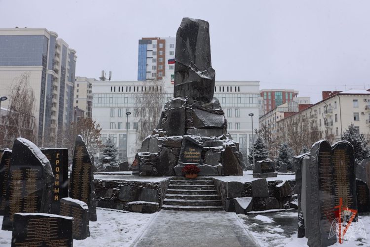 В Грозном начальник Управления Росгвардии принял участие в мероприятии, посвящённом трагическим событиям 23 февраля 1944 года.