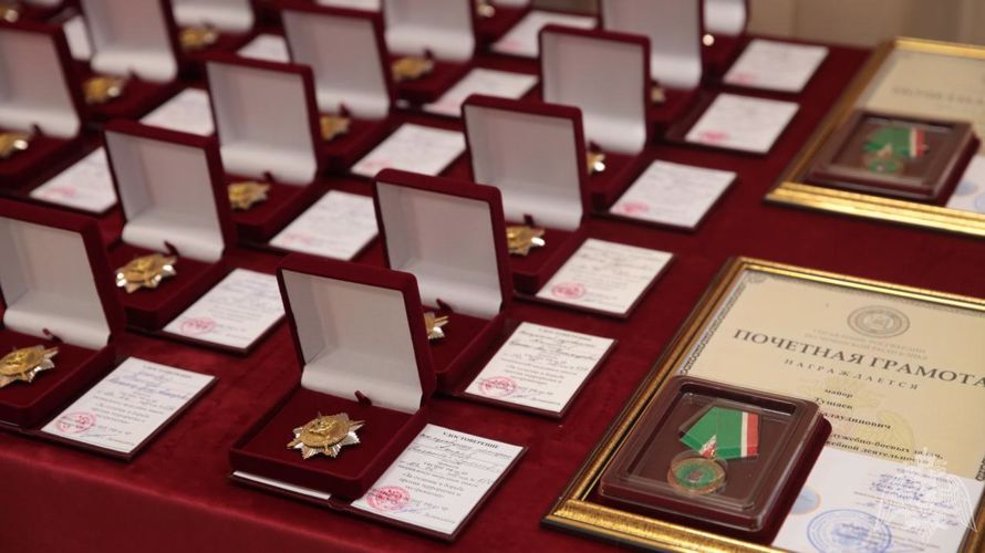 В Управлении Росгвардии по Чеченской Республике наградили обладателей краповых беретов.