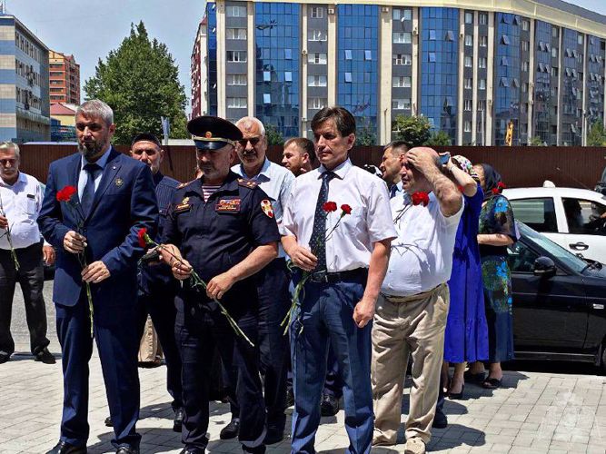 Заместитель начальника чеченского Управления Росгвардии почтил память студентов и преподавателей Грозненского университета, участвовавших в Великой Отечественной войне.