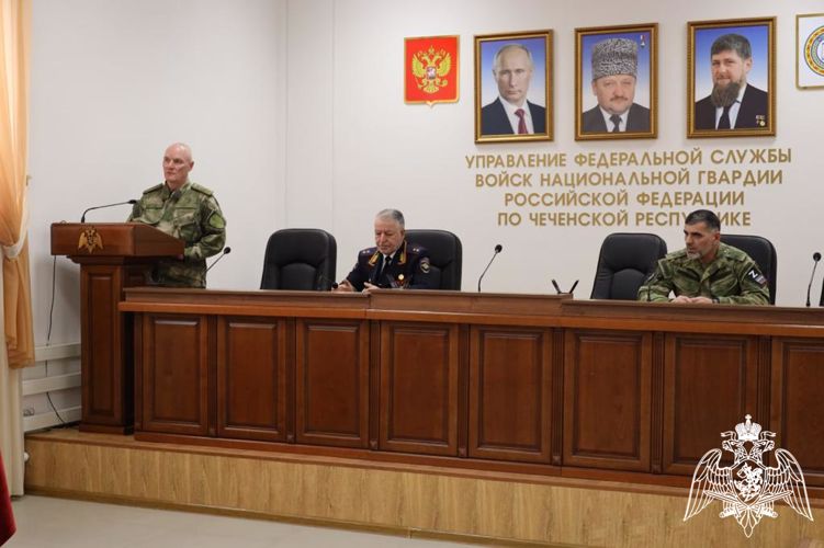В Грозном семьям погибших при исполнении воинского долга военнослужащих Росгвардии передали государственные награды