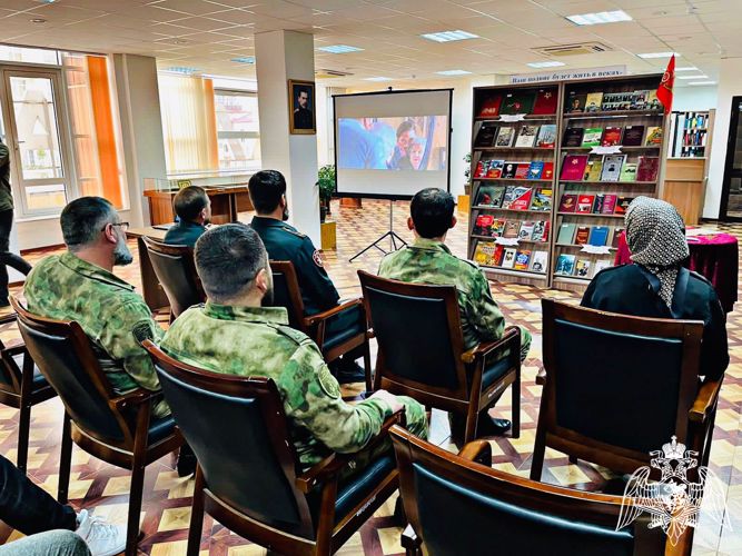 В Грозном росгвардейцы провели тематическую встречу со школьниками.