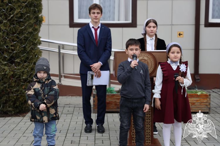В селе Мескер-Юрт Чеченской Республики увековечили память погибшего сотрудника Росгвардии.