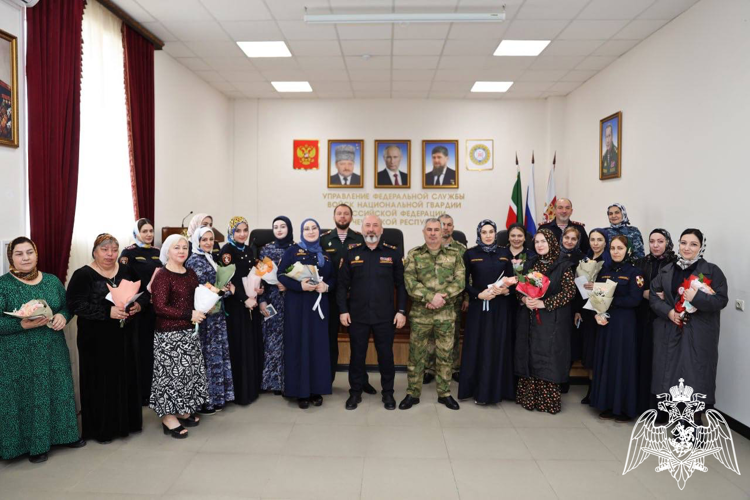 В Грозном росгвардейцы поздравили коллег-женщин с Международным женским днем
