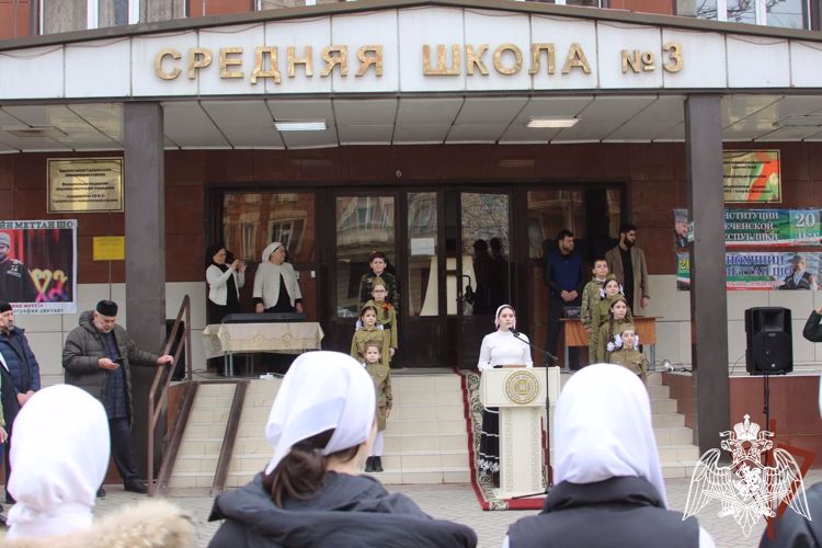 Мемориальные доски погибшим сотрудникам Росгвардии открыты в Гудермесе.