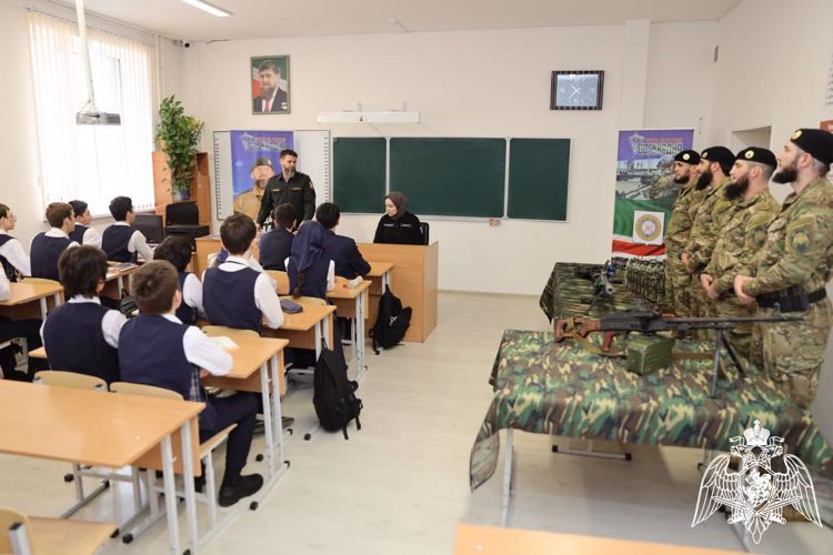 В Грозном росгвардейцы провели уроки Мужества в рамках ведомственной патриотической акции