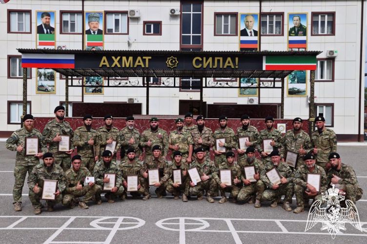 В Управлении Росгвардии по Чеченской Республике наградили кинологов ОМОН