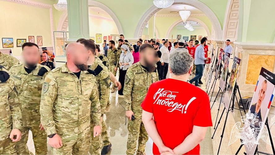 Росгвардейцы приняли участие в открытии выставки «Воины Отечества» в Грозном