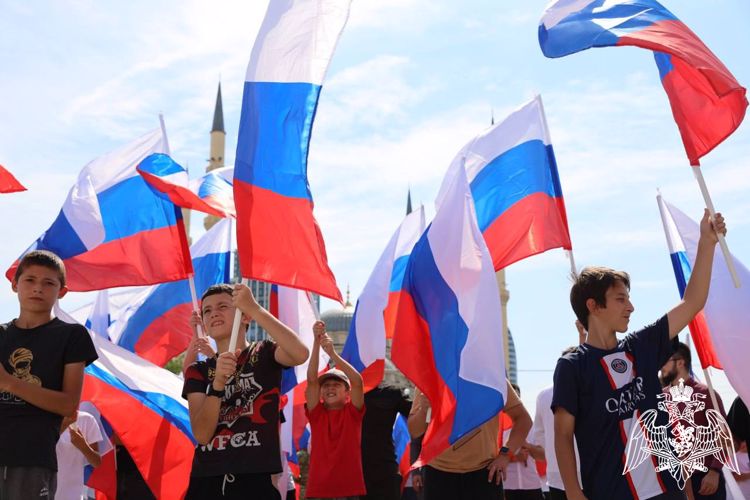 Росгвардейцы Чеченской Республики приняли участие во флешмобе, посвященном Дню флага России