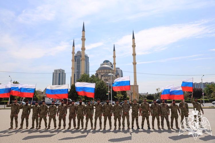 Росгвардейцы Чеченской Республики приняли участие во флешмобе, посвященном Дню флага России