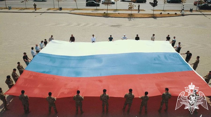 Росгвардейцы Чеченской Республики приняли участие во флешмобе, посвященном Дню флага России