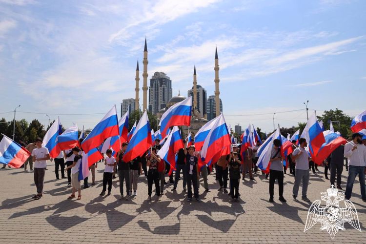 Росгвардейцы Чеченской Республики приняли участие во флешмобе, посвященном Дню флага России