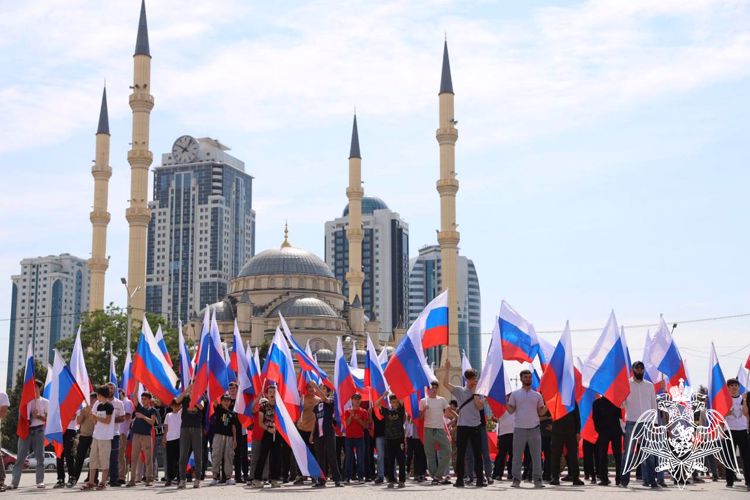Росгвардейцы Чеченской Республики приняли участие во флешмобе, посвященном Дню флага России