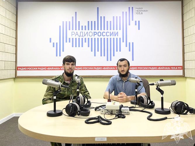 В Грозном росгвардеец рассказал слушателям радио о войсках РХБЗ