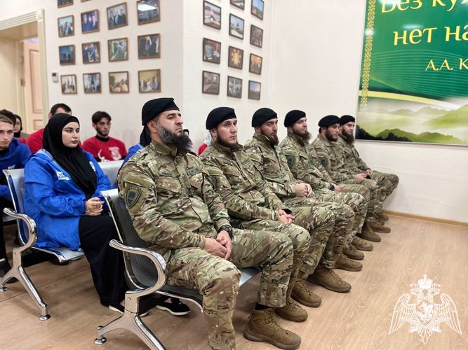 Офицеры Росгвардии провели патриотическую встречу с молодежью в Грозном