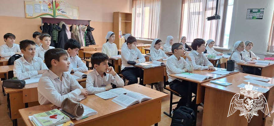 Росгвардейцы провели урок Мужества для школьников одного из селений Чеченской Республики