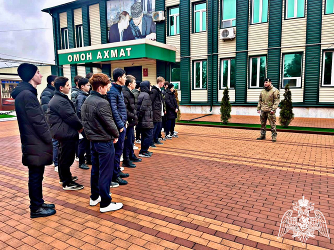 Росгвардейцы провели День открытых дверей для школьников города Грозного