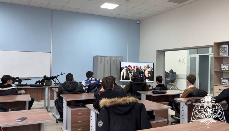 В Грозном росгвардейцы провели урок Мужества,  приуроченный ко Дню защитника Отечества