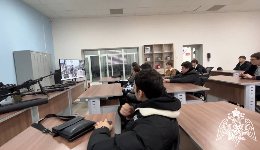 В Грозном росгвардейцы провели урок Мужества,  приуроченный ко Дню защитника Отечества