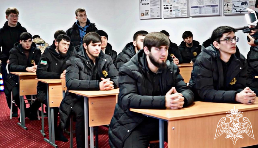 Росгвардейцы провели День открытых дверей для активистов молодежных организаций в Грозном