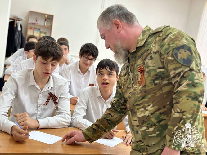В Грозном росгвардейцы поддержали Всероссийскую акцию «Георгиевская ленточка»
