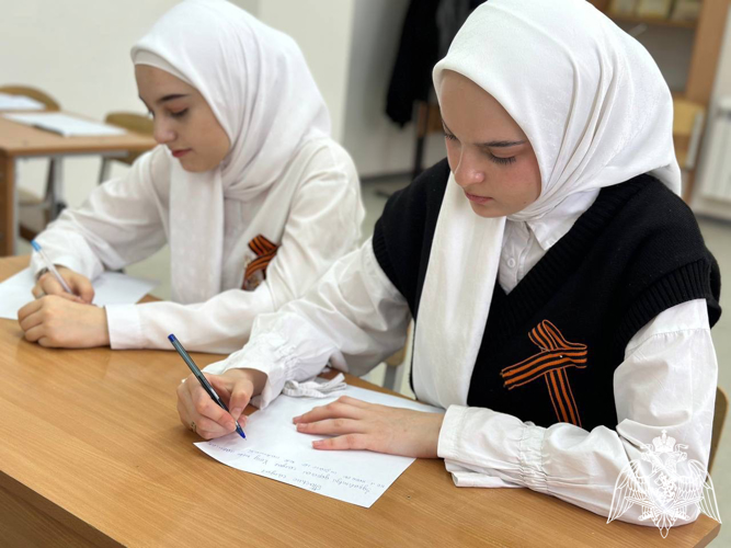 В Грозном росгвардейцы поддержали Всероссийскую акцию «Георгиевская ленточка»