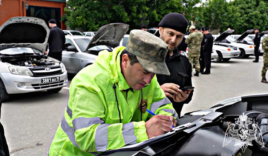 Смотр служебного автотранспорта подразделений Управления Росгвардии по Чеченской Республике проходит в Грозном 