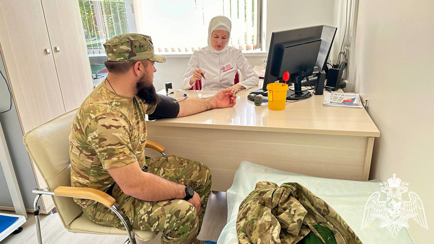 Более 60 росгвардейцев сдали донорскую кровь в Грозном