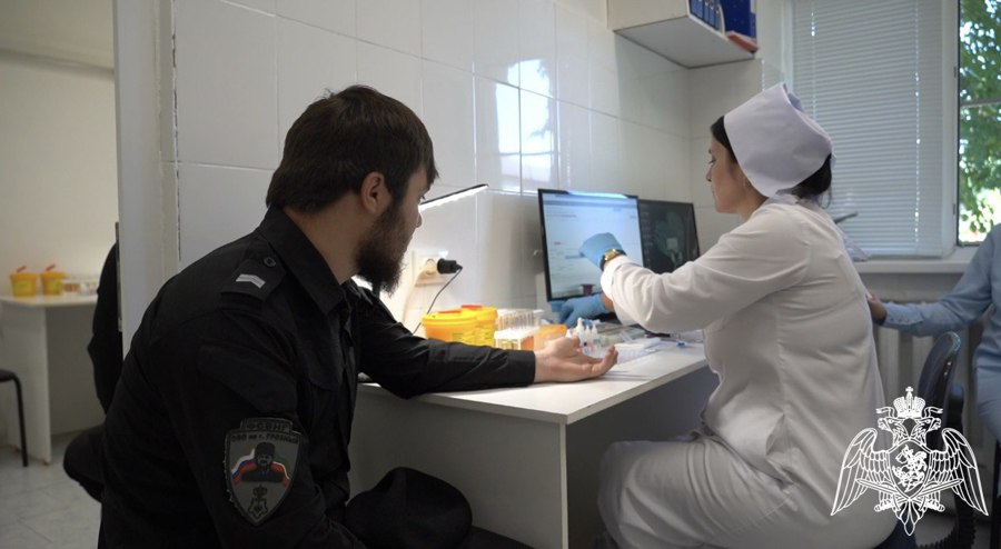 Более 100 росгвардейцев откликнулись на призыв стать донорами крови в Грозном