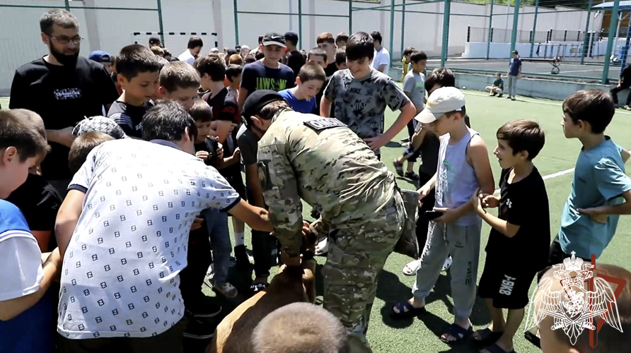 Патриотические мероприятия для школьников провели росгвардейцы в Чеченской Республики