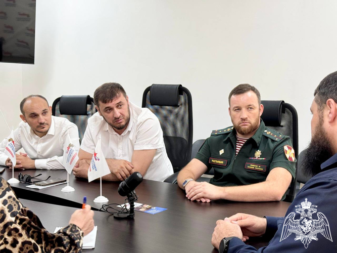 Офицер Росгвардии обсудил вопросы поддержки участников СВО в ходе тематической встречи в Грозном