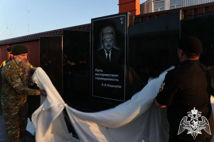 В Чеченской Республике на территориях воинских частей Росгвардии открыты мемориалы памяти Первого Президента Чеченской Республики