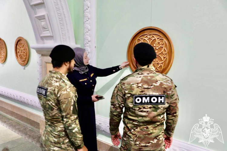В Грозном офицеры Росгвардии приняли участие в открытии выставки «Красота – душа Кавказа»