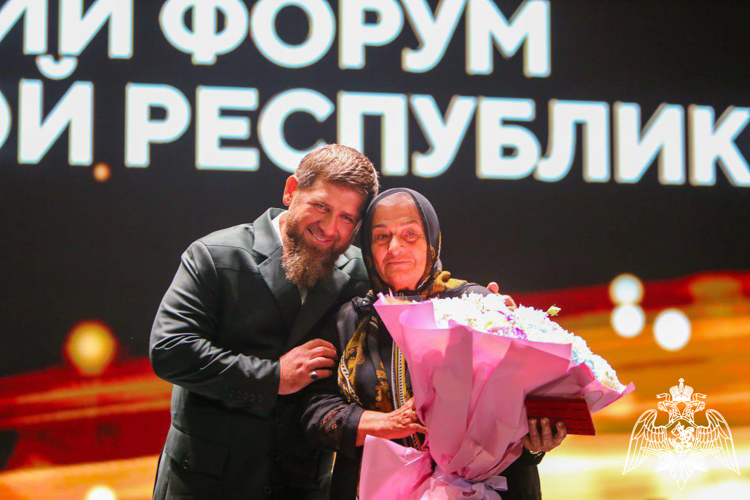 Матерям погибших сотрудников Росгвардии вручили медали «Ненан Сий – Материнская Слава» в Грозном