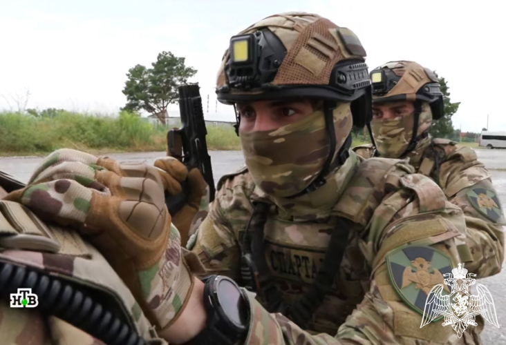 В эфир вышел выпуск программы «Смотр» о служебно-боевой деятельности ОМОН «АХМАТ» Росгвардии (видео)