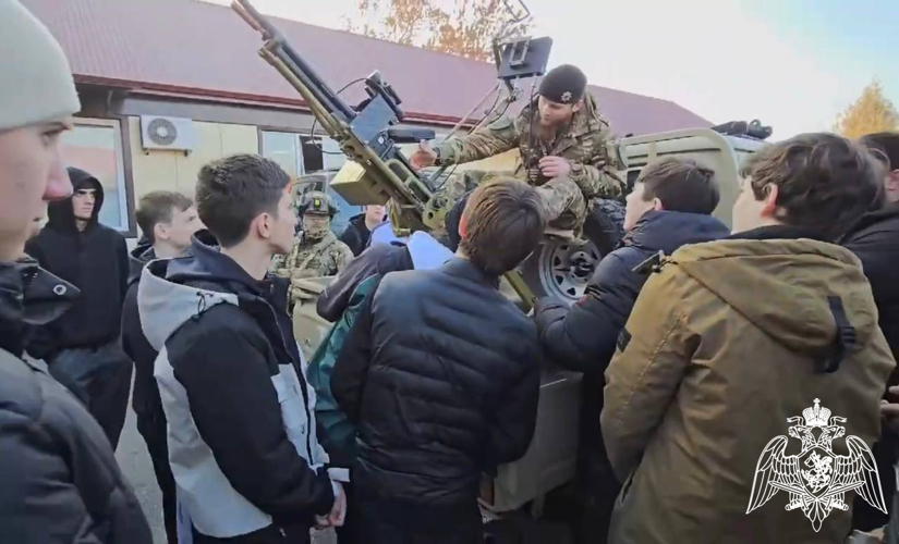 Росгвардейцы провели День открытых дверей для юнармейцев в Чеченской Республике