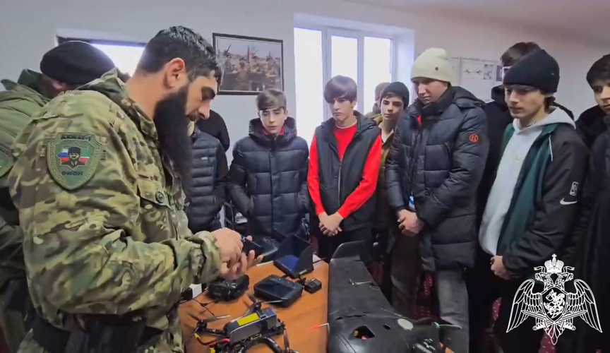 Росгвардейцы провели День открытых дверей для юнармейцев в Чеченской Республике