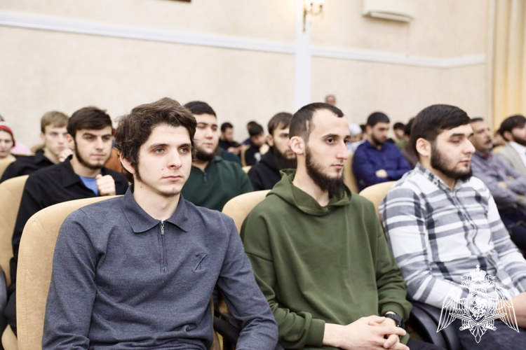 В Грозном представитель Росгвардии поздравил активистов «Турпалхой» с 8-летием со дня образования движения