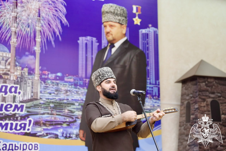 В Грозном представитель Росгвардии поздравил активистов «Турпалхой» с 8-летием со дня образования движения