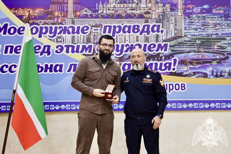 В Грозном представитель Росгвардии поздравил активистов «Турпалхой» с 8-летием со дня образования движения