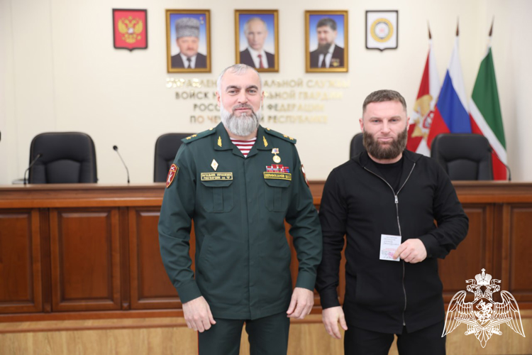 В Управлении Росгвардии по Чеченской Республике поздравили сотрудников подразделений госконтроля и ЛРР 