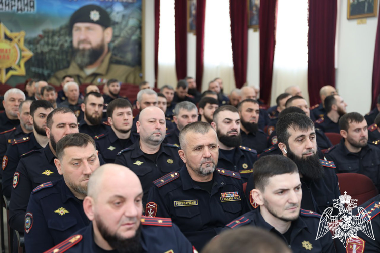 В Управлении Росгвардии по Чеченской Республике поздравили сотрудников подразделений госконтроля и ЛРР 