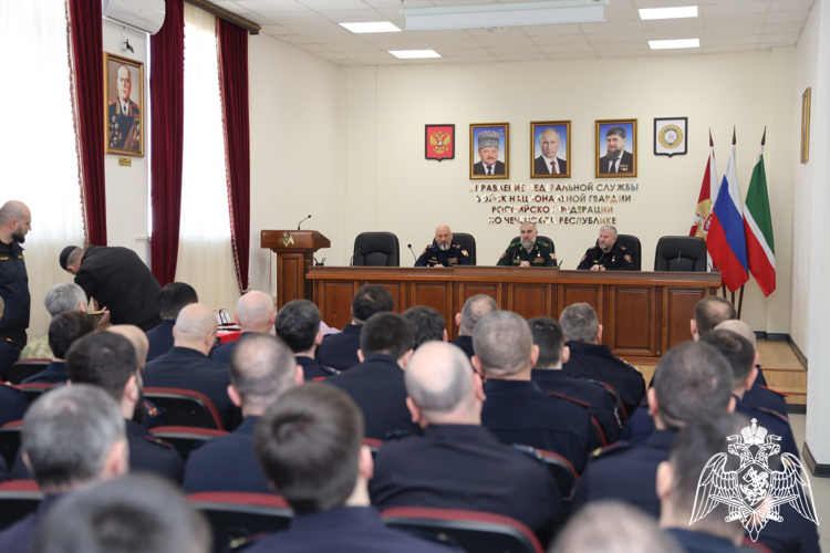В Управлении Росгвардии по Чеченской Республике поздравили сотрудников подразделений госконтроля и ЛРР 