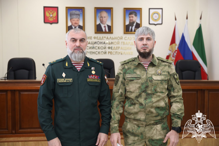 В Управлении Росгвардии по Чеченской Республике поздравили сотрудников подразделений госконтроля и ЛРР 