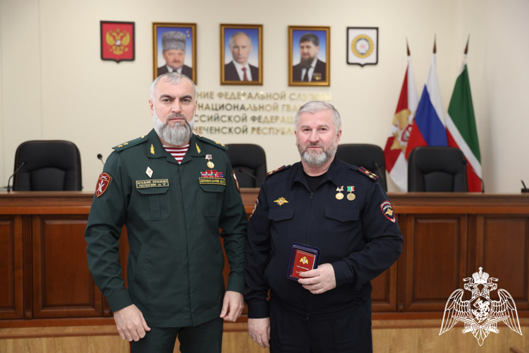 В Управлении Росгвардии по Чеченской Республике поздравили сотрудников подразделений госконтроля и ЛРР 