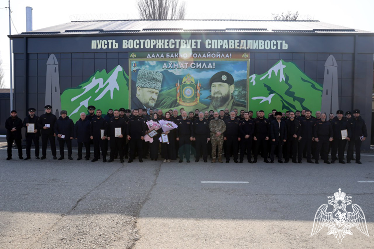 В Управлении Росгвардии по Чеченской Республике поздравили сотрудников подразделений госконтроля и ЛРР 