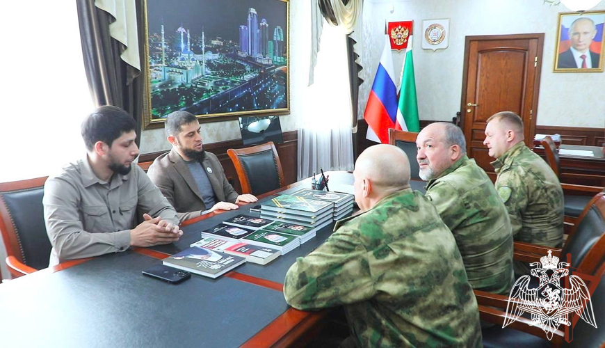 В Грозном состоялась рабочая встреча заместителя командующего Северо-Кавказским округом Росгвардии с руководителем МинНацИнформа региона